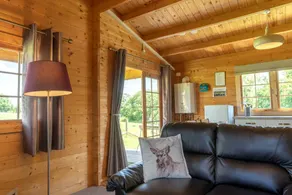 Cosy Cabin Rental Ideal for Glamping in England - Image 2