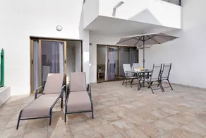 House with terrace & pool | City view - Image 2