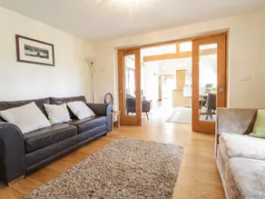 Cottage with garden & hot tub - Image 4