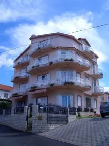 Apartment with garden, pool & terrace - Image 3