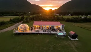 Beachfront Bungalow with Private Hot Tub & Sauna Deck in Sugar Loaf, Canada - Image 2