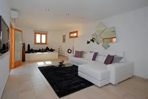 Holiday home with garden, private pool & barbeque - Image 4