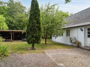 Holiday home with BBQ & terrace - Image 4
