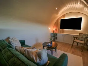 Cottage with hot tub & garden - Image 4