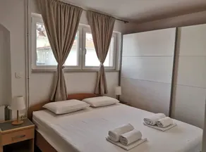 Apartment with terrace - Image 2