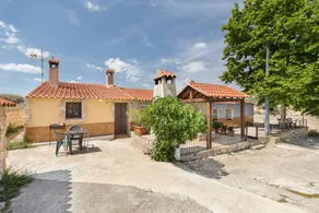 Family-friendly nice house with pool, terrace & BBQ | Mountain view | Pets allowed - Image 3