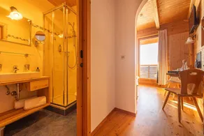 Chambre privée adaptée aux familles avec jardin, internet haut débit et terrasse | Vue montagne | Avec animaux bienvenus - Image 2