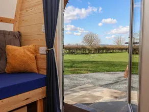 Cottage with hot tub & garden - Image 3