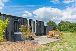Cottage with terrace & hot tub - Image 4