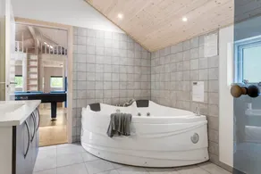 Holiday home with sauna, terrace & jacuzzi - Image 4