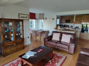 Family-oriented cottage with garden - Image 4