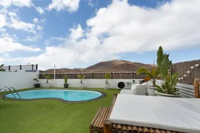 Vacation 'La Casa Del Volcano Corralejo' with Sea View, Private Pool and Wi-Fi - Image 2