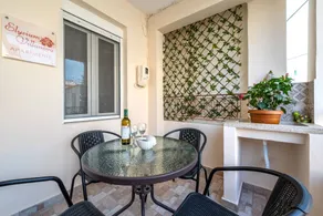 Child-friendly holiday apartment with terrace - Image 2