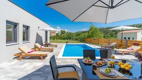 Fully equipped apartment with BBQ, garden & private pool | Mountain view - Image 3