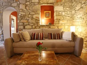 Holiday home with jacuzzi, terrace & garden - Image 4