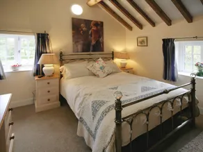 Family-oriented cottage with barbeque, hot tub & garden | River view | Pet-friendly - Image 5
