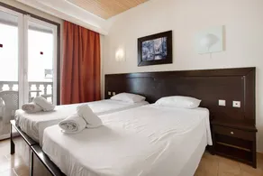Apartment with garden & pool - Image 4