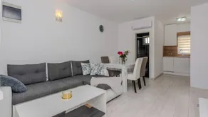 Holiday apartment with BBQ & garden - Image 3