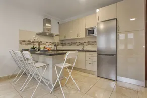 Agréable appartement | Vue ville | Adapté au travail à distance - Image 3
