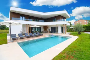 Children-friendly house with terrace, pool & barbecue - Image 2