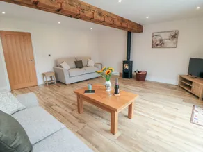 Cottage with garden & jacuzzi - Image 3