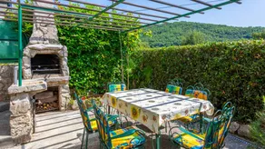Flat with hot tub, barbeque & garden - Image 3