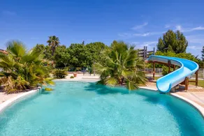 Holiday home with garden, pool & terrace - Image 2