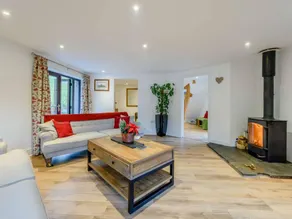 Cottage with jacuzzi & garden - Image 4