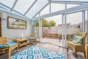 Casa vacacional con terraza, jardín e internet de alta velocidad - Image 5