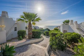 Appartement avec jardin, internet haut débit et piscine chauffée | Vue jardin - Image 2