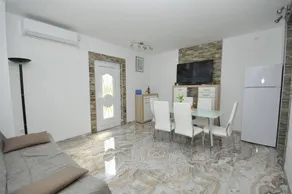 Holiday apartment with BBQ & terrace | Garden view - Image 3