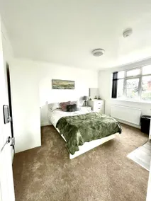 Newly renovated semi detached house - Image 3