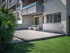 Apartment with garden & pool - Image 4