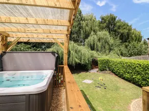 Cottage con giardino, sauna e idromassaggio - Image 3