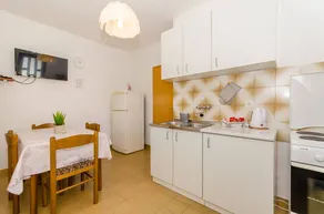 Apartment with garden, barbecue & terrace | Garden view - Image 3