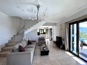 Ample villa with terrace, private pool & BBQ - Image 2