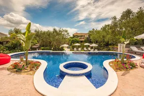 Villa with pool - Image 4