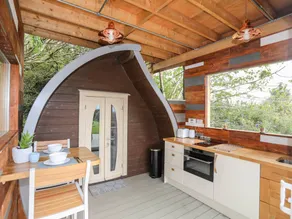 Cottage with garden, hot tub & BBQ - Image 4