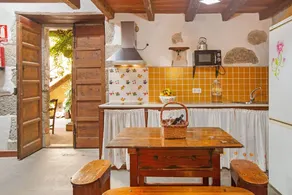 Holiday home with garden & terrace | City view - Image 4