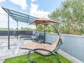 Casa con terraza, jardín y piscina privada - Image 3