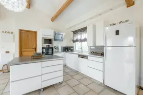 Merveilleuse maison entièrement équipée avec barbecue et terrasse | Vue jardin - Image 4