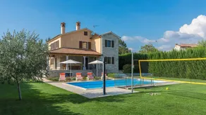 Family-oriented flat with barbeque, garden & private pool - Image 2