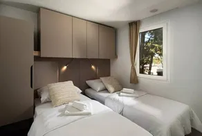 Mobile home with pool, terrace & garden - Image 5