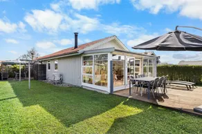 Holiday home with terrace, BBQ & garden - Image 3