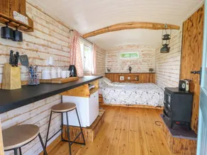 Cottage with barbecue, garden & jacuzzi | Beach view - Image 3