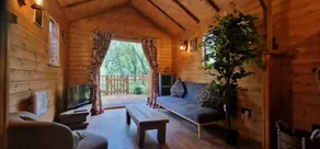 Child-friendly cabin with garden, hot tub & BBQ | Lake view - Image 2