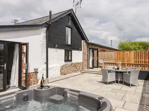 Cottage with garden, jacuzzi & sauna - Image 3