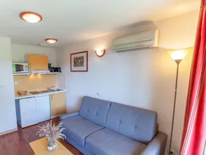 Apartment with heated pool - Image 4