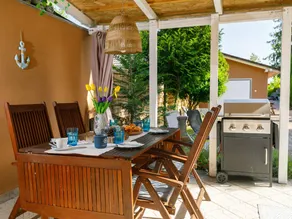 Holiday home with barbecue, private pool & garden - Image 3