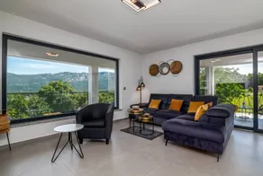 Holiday home with BBQ, garden & terrace - Image 2